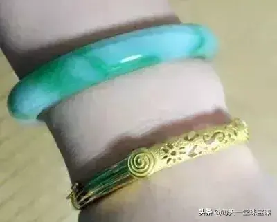 翡翠三种最忌讳(翡翠三种最忌讳的颜色)插图1