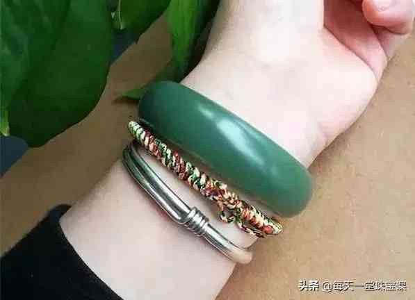 翡翠三种最忌讳(翡翠三种最忌讳的颜色)插图31