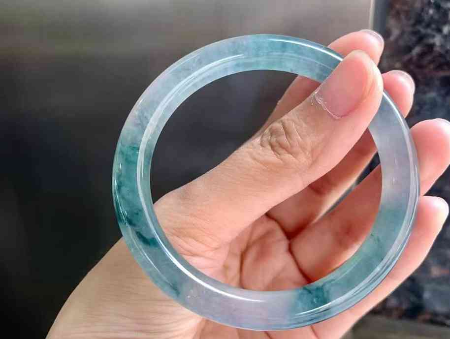 贵妃镯什么人不宜戴(贵妃镯什么人不宜戴手上)