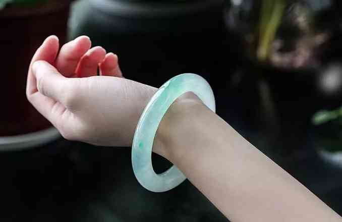 贵妃镯什么人不宜戴(贵妃镯什么人不宜戴手上)插图1