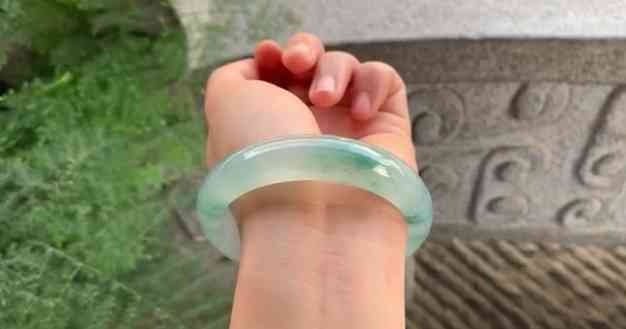 贵妃镯什么人不宜戴(贵妃镯什么人不宜戴手上)插图3