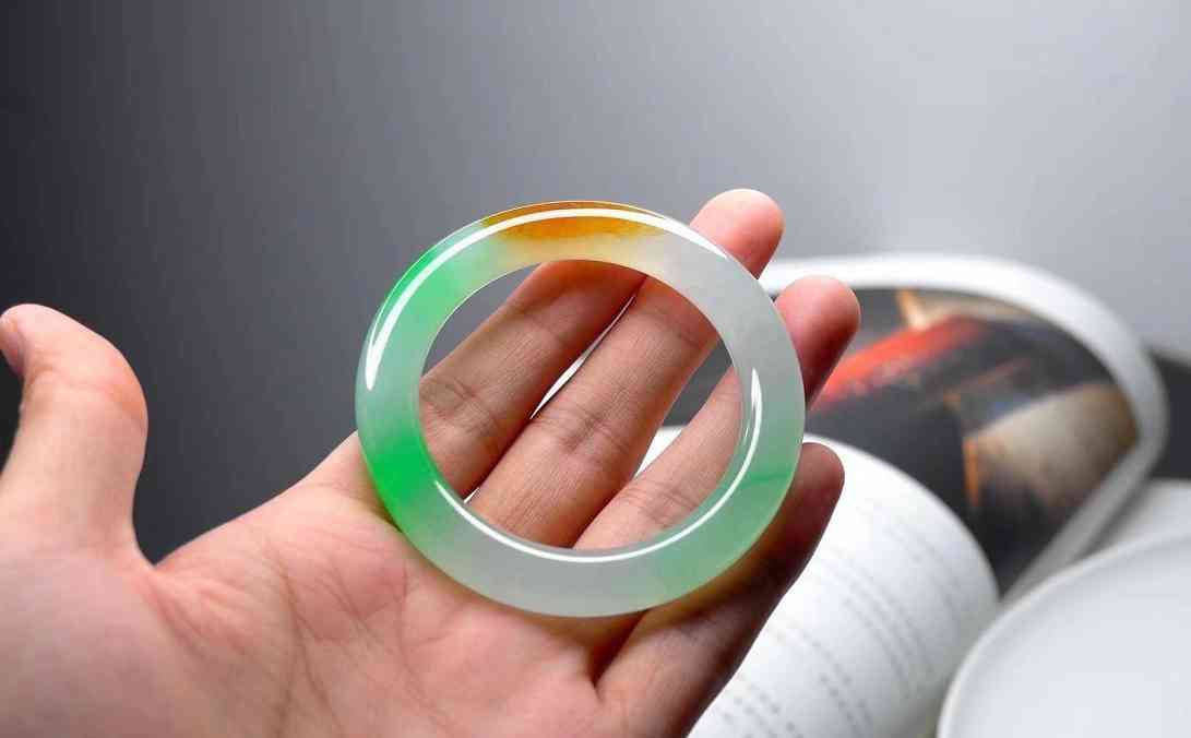 贵妃镯什么人不宜戴(贵妃镯什么人不宜戴手上)插图8