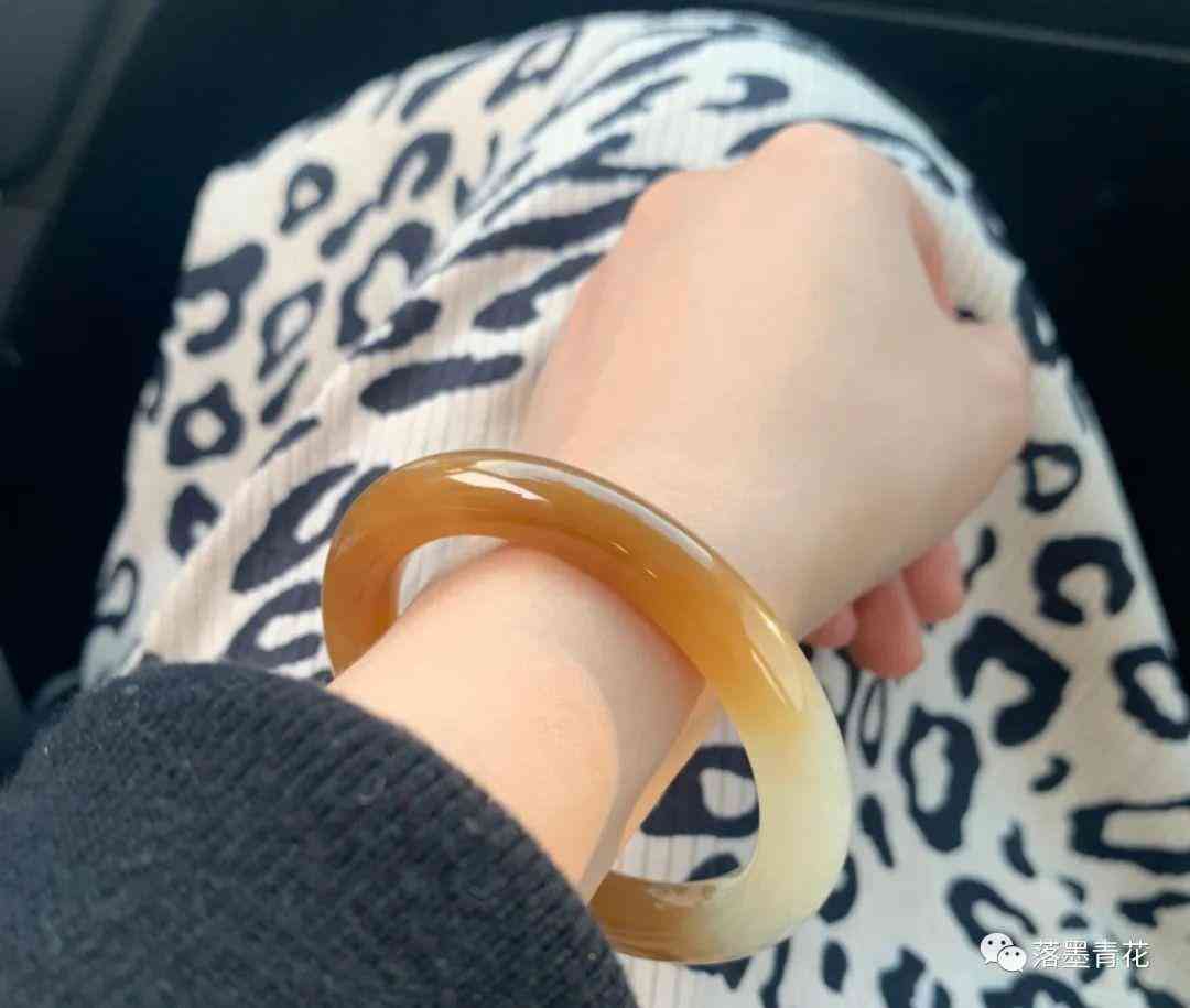 和田玉挂件价格一般多少(和田玉挂件价格一般多少钱一克)插图1 和田玉挂件价格一般多少(和田玉挂件价格一般多少钱一克)插图1