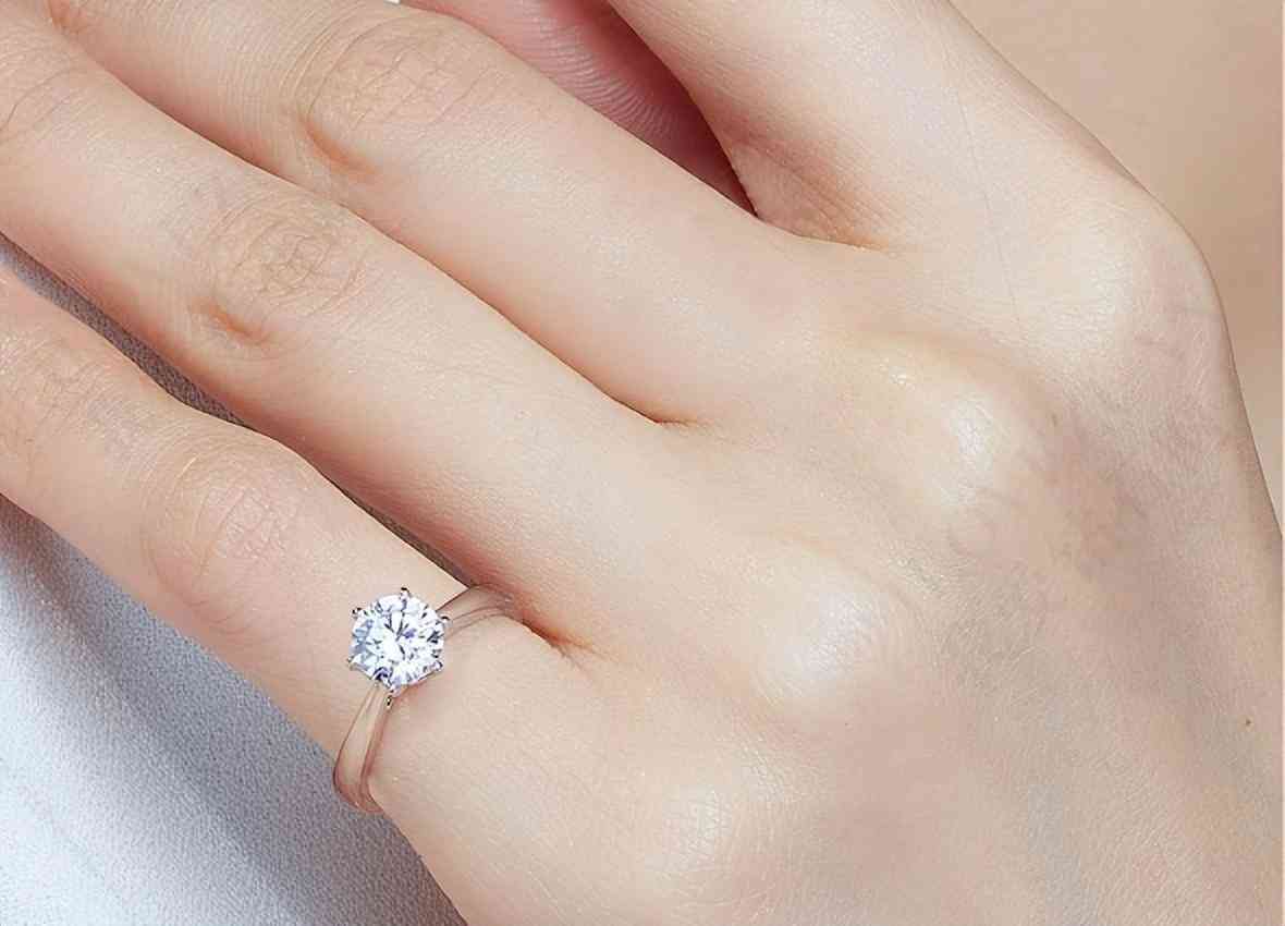 结婚男女双方戒指怎么戴(结婚男女双方戒指怎么戴的)插图1