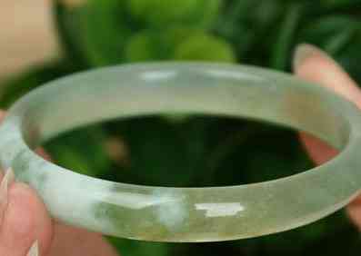 蓝田玉手镯一般多少钱白色(蓝田玉手镯一般多少钱白色好看)