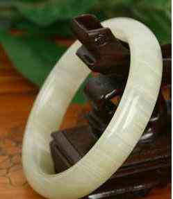 蓝田玉手镯一般多少钱白色(蓝田玉手镯一般多少钱白色好看)插图1