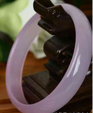 蓝田玉手镯一般多少钱白色(蓝田玉手镯一般多少钱白色好看)插图3