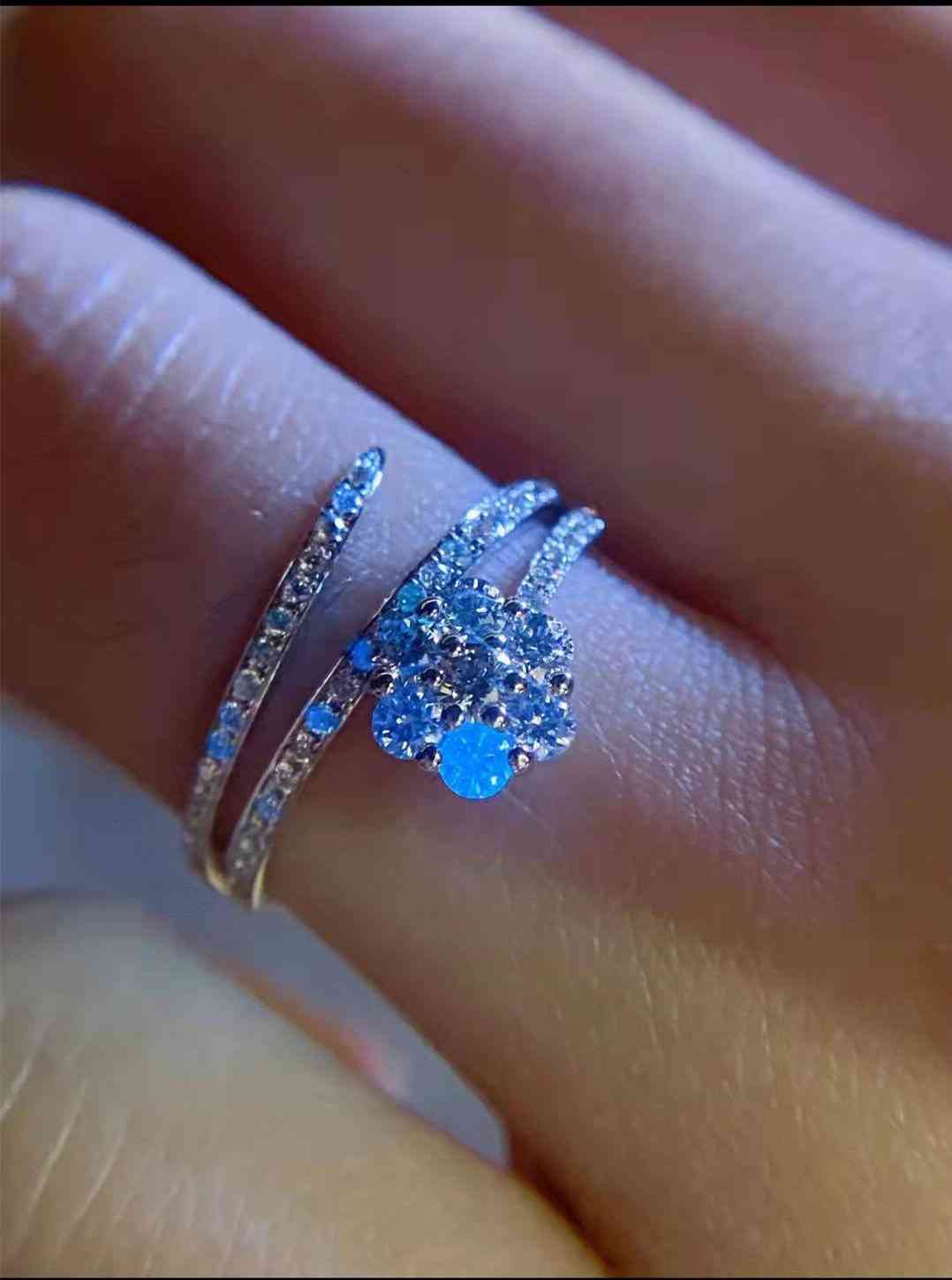 钻石有荧光和无荧光的区别(钻石有荧光和无荧光的区别钻石的荧光是什么意思...)