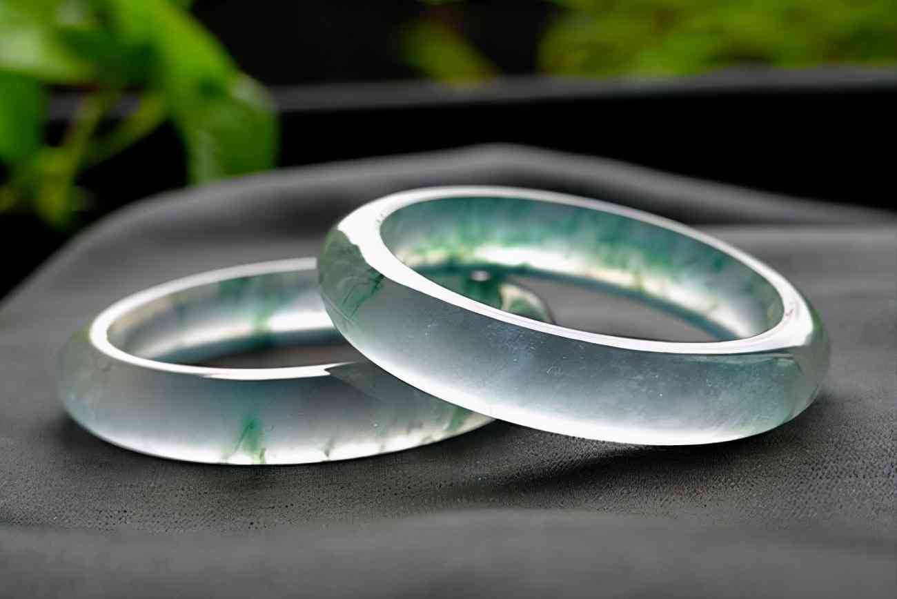 女人一生要有三个镯子(45一50岁女人适合戴什么手镯)插图3