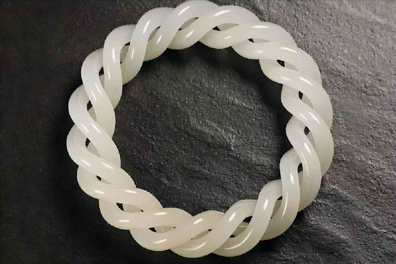 女人一生要有三个镯子(45一50岁女人适合戴什么手镯)插图4