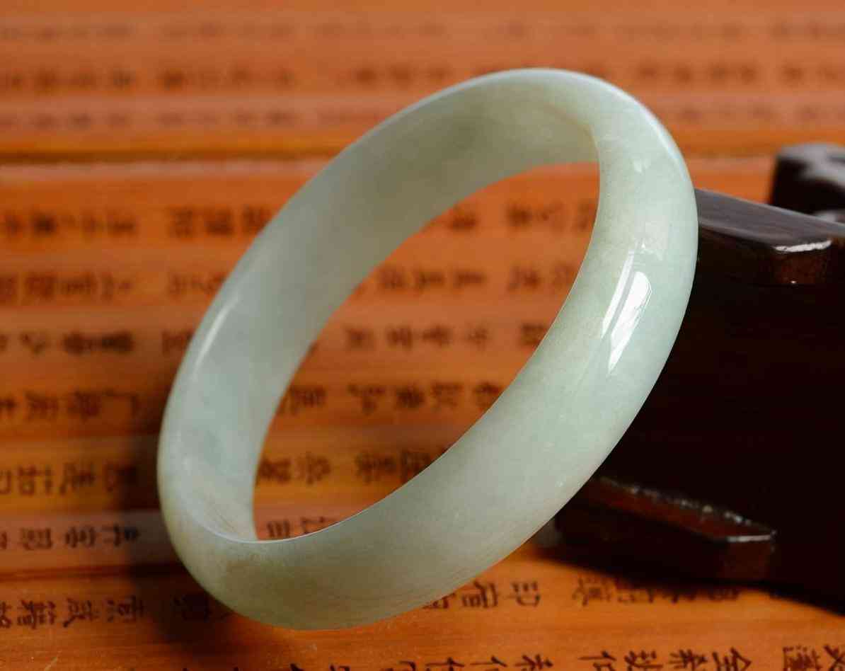 女人一生要有三个镯子(45一50岁女人适合戴什么手镯)插图5