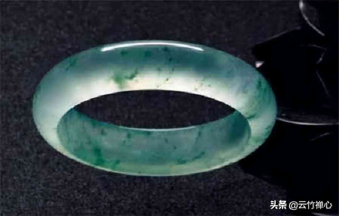 翡翠镯子怎么保养(翡翠镯子怎么保养更透亮)插图2