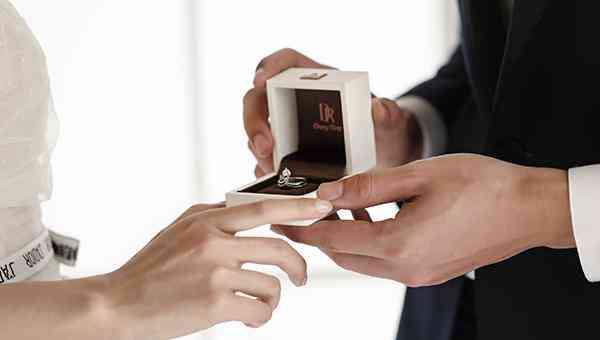 女人戴戒指左手五个手指的含义(女人戴戒指右手五个手指的含义图解)插图1