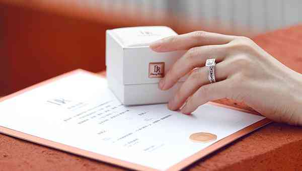 女人戴戒指左手五个手指的含义(女人戴戒指右手五个手指的含义图解)插图3