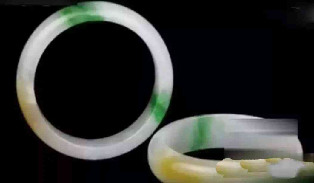 三色翡翠属于什么档次(三彩翡翠属于什么档次)