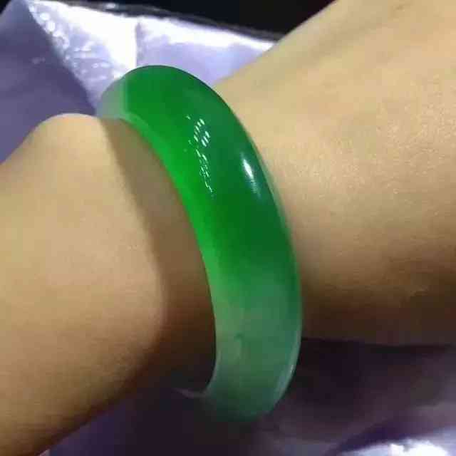 三色翡翠属于什么档次(三彩翡翠属于什么档次)插图5 三色翡翠属于什么档次(三彩翡翠属于什么档次)插图5