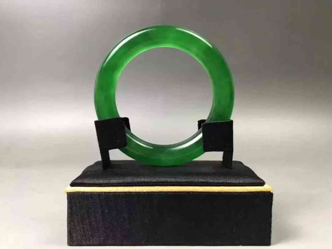 三色翡翠属于什么档次(三彩翡翠属于什么档次)插图6 三色翡翠属于什么档次(三彩翡翠属于什么档次)插图6