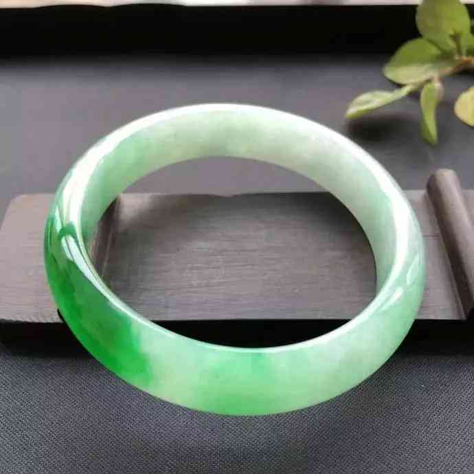 三色翡翠属于什么档次(三彩翡翠属于什么档次)插图7 三色翡翠属于什么档次(三彩翡翠属于什么档次)插图7