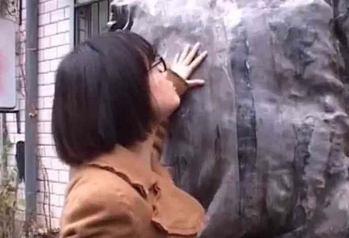 黑陨石价格多少钱一克(黑陨石价格能值多少钱一克)插图4