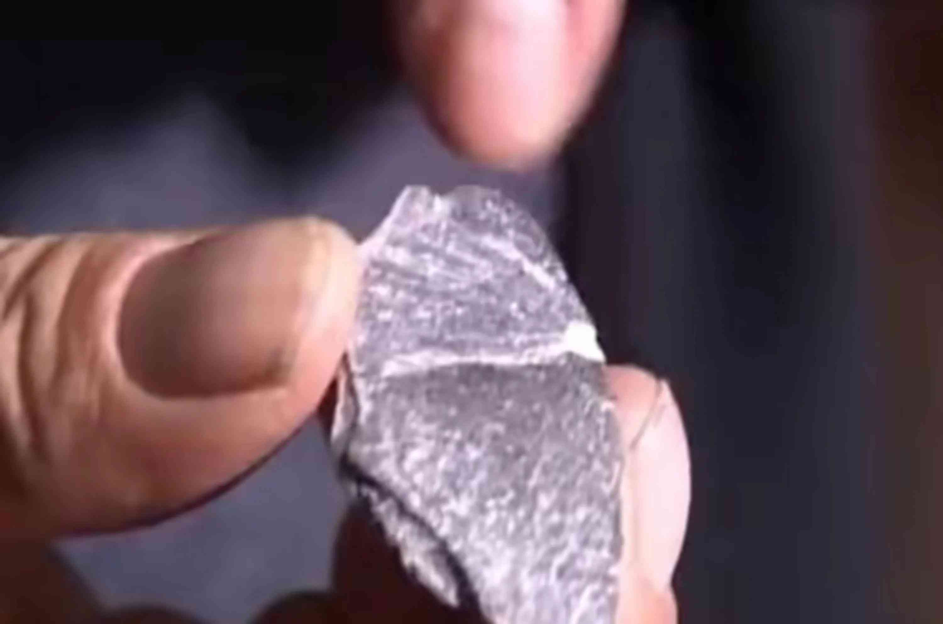 黑陨石价格多少钱一克(黑陨石价格能值多少钱一克)插图5