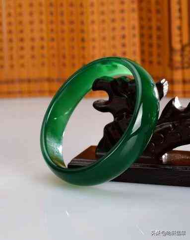 翡翠手镯价格2021行情(翡翠手镯价格2021行情走势图)插图4