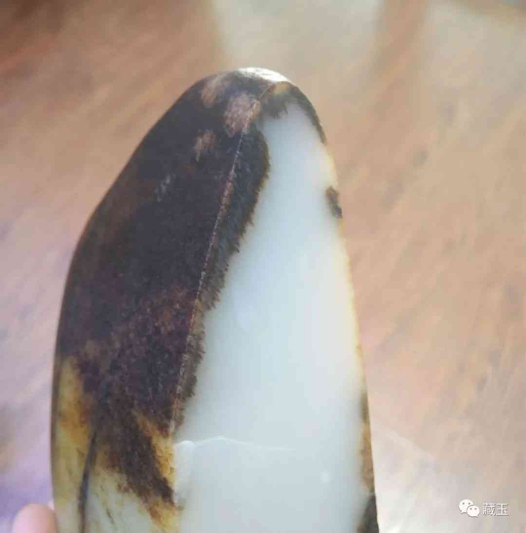 黑皮和田玉籽料原石(黑皮和田玉籽料原石镶嵌吊坠)插图3