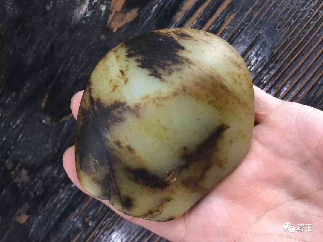 黑皮和田玉籽料原石(黑皮和田玉籽料原石镶嵌吊坠)插图7