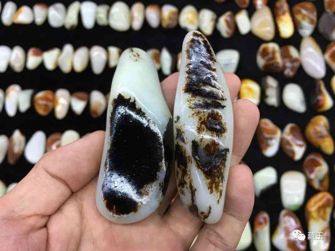 黑皮和田玉籽料原石(黑皮和田玉籽料原石镶嵌吊坠)插图17