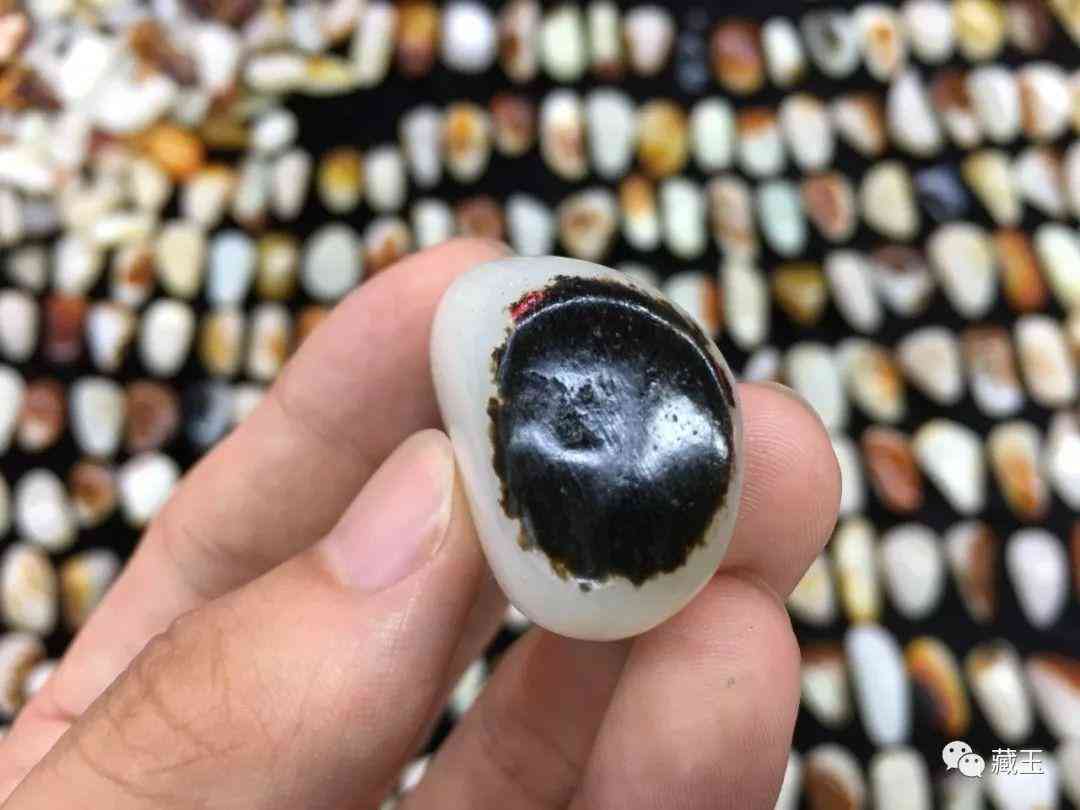 黑皮和田玉籽料原石(黑皮和田玉籽料原石镶嵌吊坠)插图18