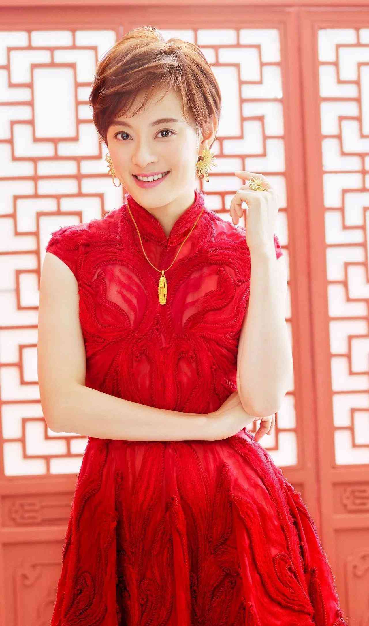 金镯子带右手旺自己(女人金镯子戴哪个手旺运)插图2