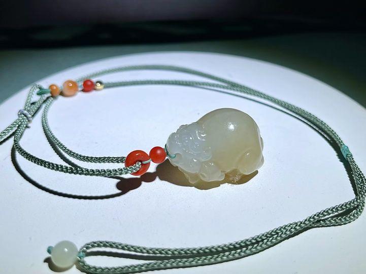 和田玉吊坠多少钱一个(正宗的和田玉吊坠多少钱一个小的)