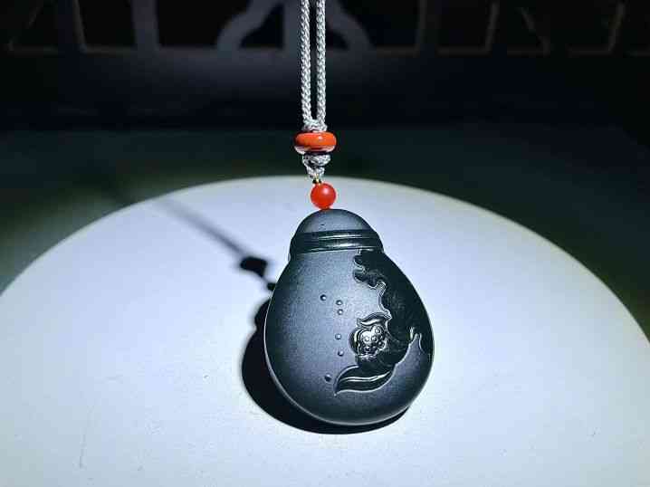 和田玉吊坠多少钱一个(正宗的和田玉吊坠多少钱一个小的)插图2