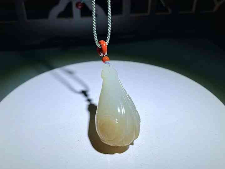 和田玉吊坠多少钱一个(正宗的和田玉吊坠多少钱一个小的)插图5