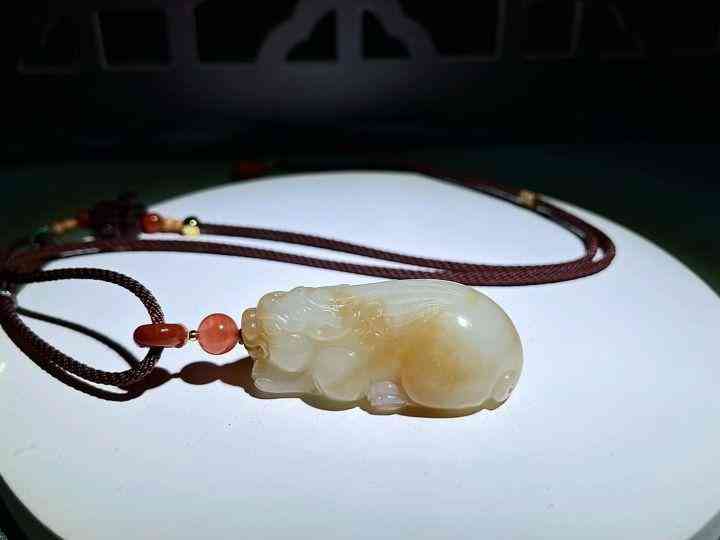 和田玉吊坠多少钱一个(正宗的和田玉吊坠多少钱一个小的)插图8