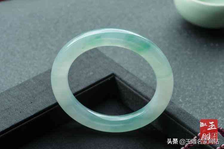 手镯戴左手还是戴右手比较好(黄金手镯戴左手还是戴右手比较好)插图2