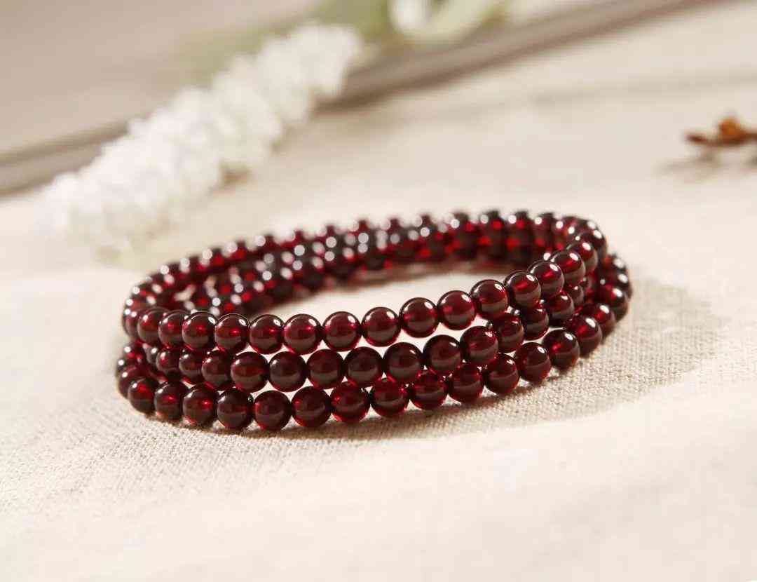 石榴石手串的功效(石榴石手串的功效和禁忌)