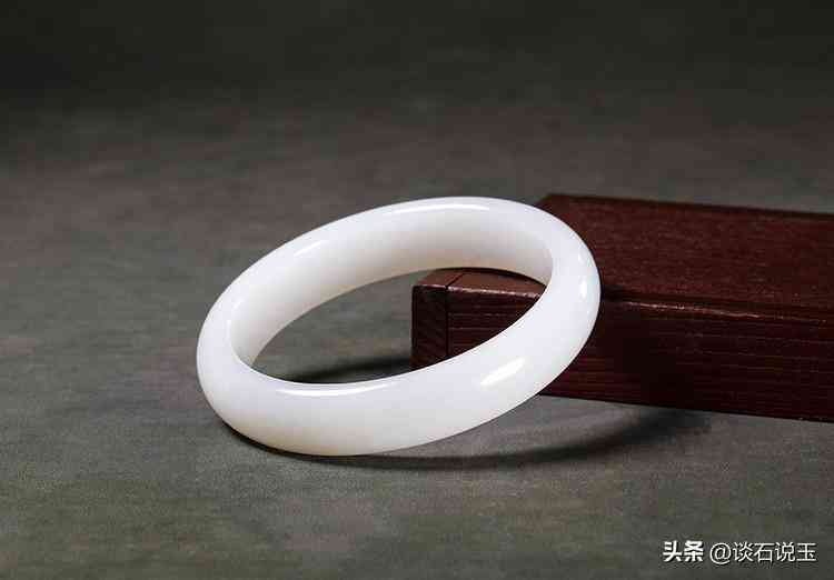 玉是越绿越好还是越白越好(什么样的玉才是真正的好玉镯)插图1