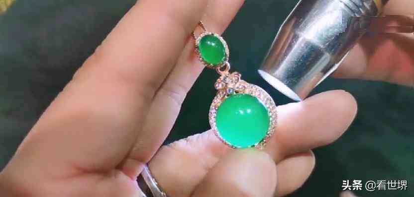 和田碧玉和翡翠哪个值钱(和田碧玉和翡翠哪个值钱些)插图2