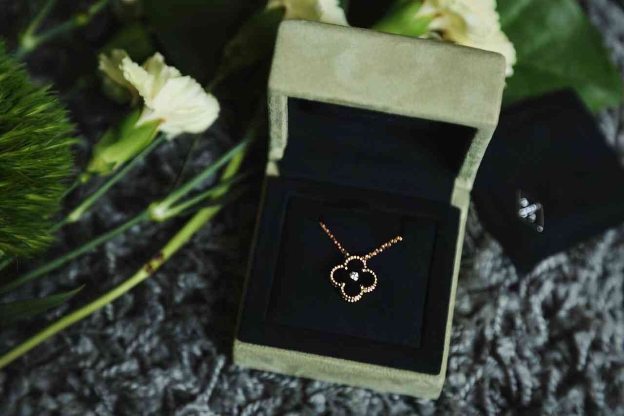 四叶草项链哪个颜色好看(梵克雅宝四叶草项链哪个颜色好看)插图1