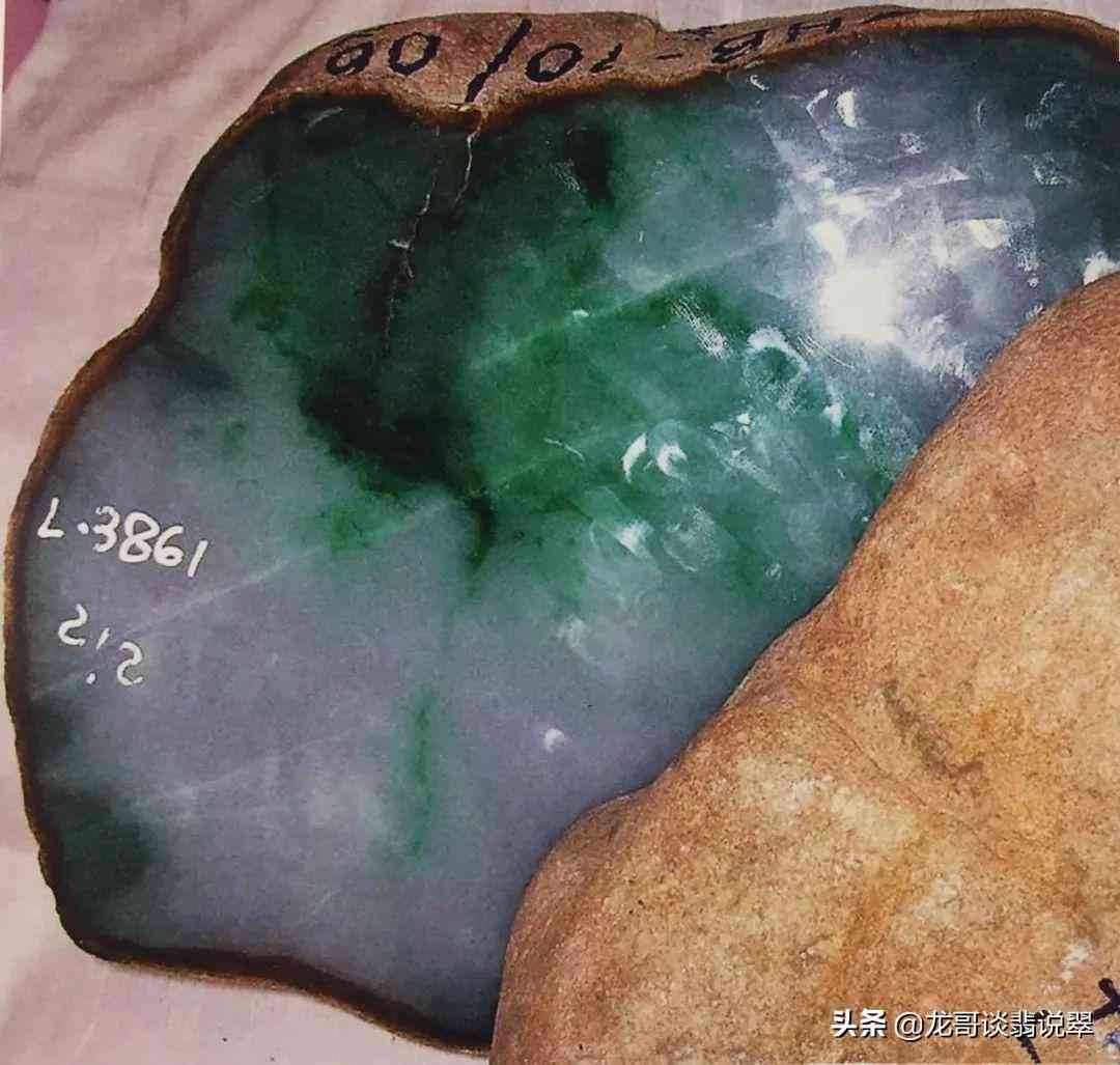 打灯看翡翠原石的雾(打灯怎么看翡翠原石的雾)