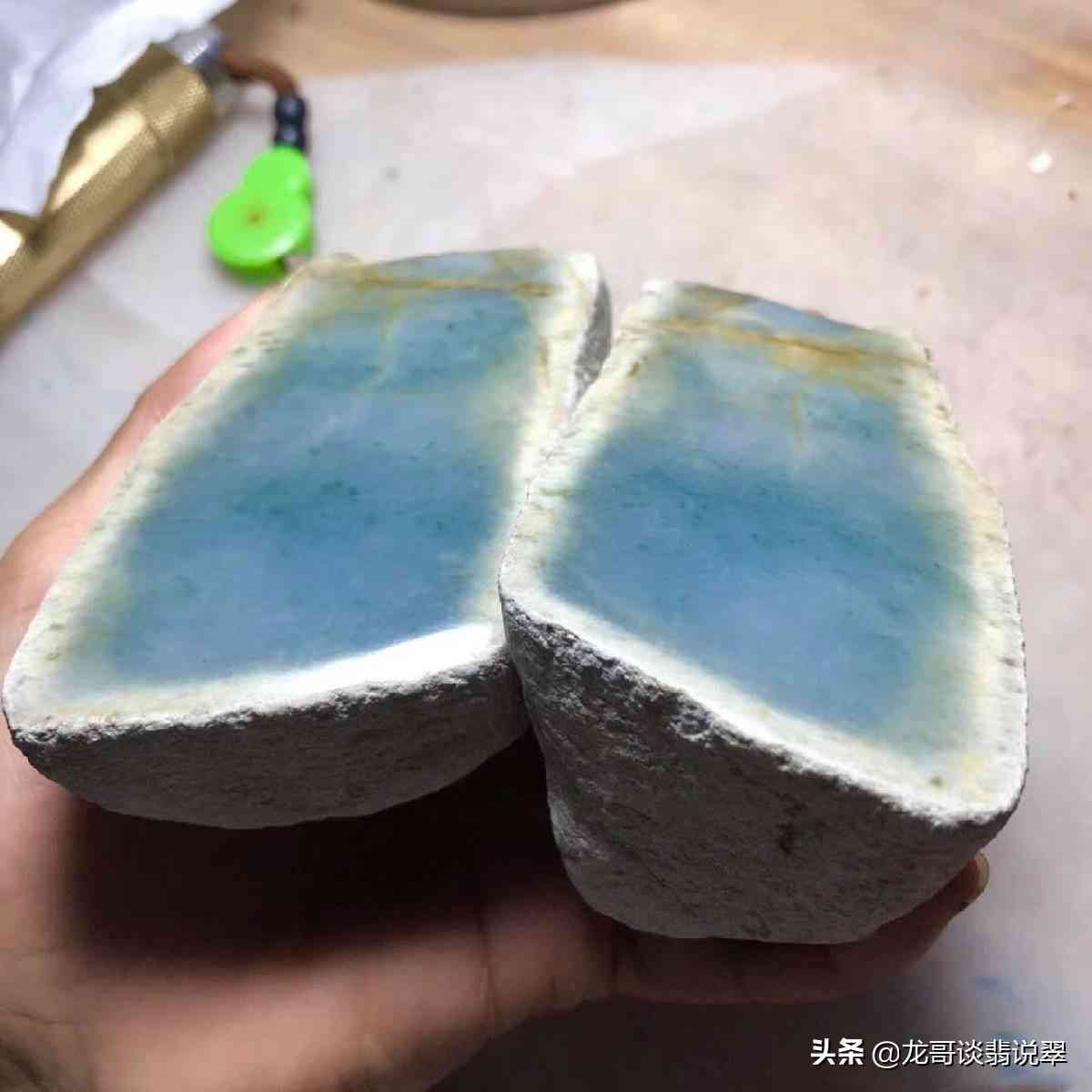 打灯看翡翠原石的雾(打灯怎么看翡翠原石的雾)插图2 打灯看翡翠原石的雾(打灯怎么看翡翠原石的雾)插图2