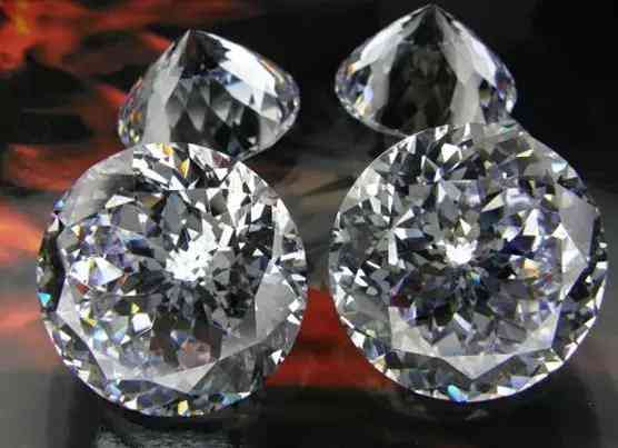 天然水晶和人造水晶哪个好(天然水晶和人造水晶哪个好些)