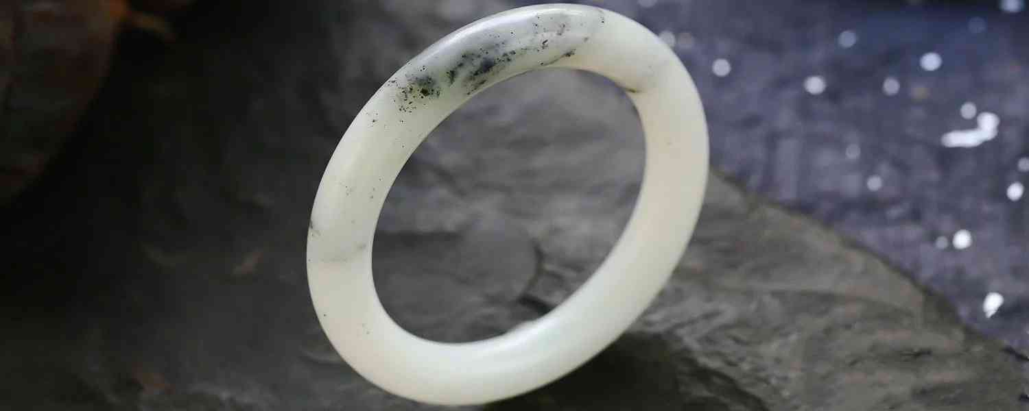 银手镯戴哪只手吉利(银手镯戴哪只手吉利女)