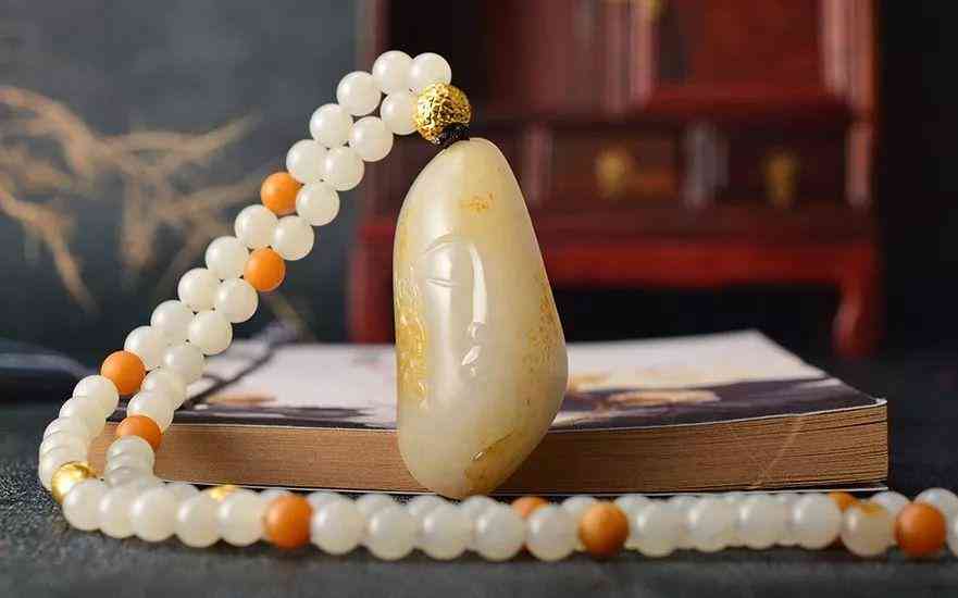 翡翠养人还是和田玉养人(翡翠玉养人还是和田玉养人)