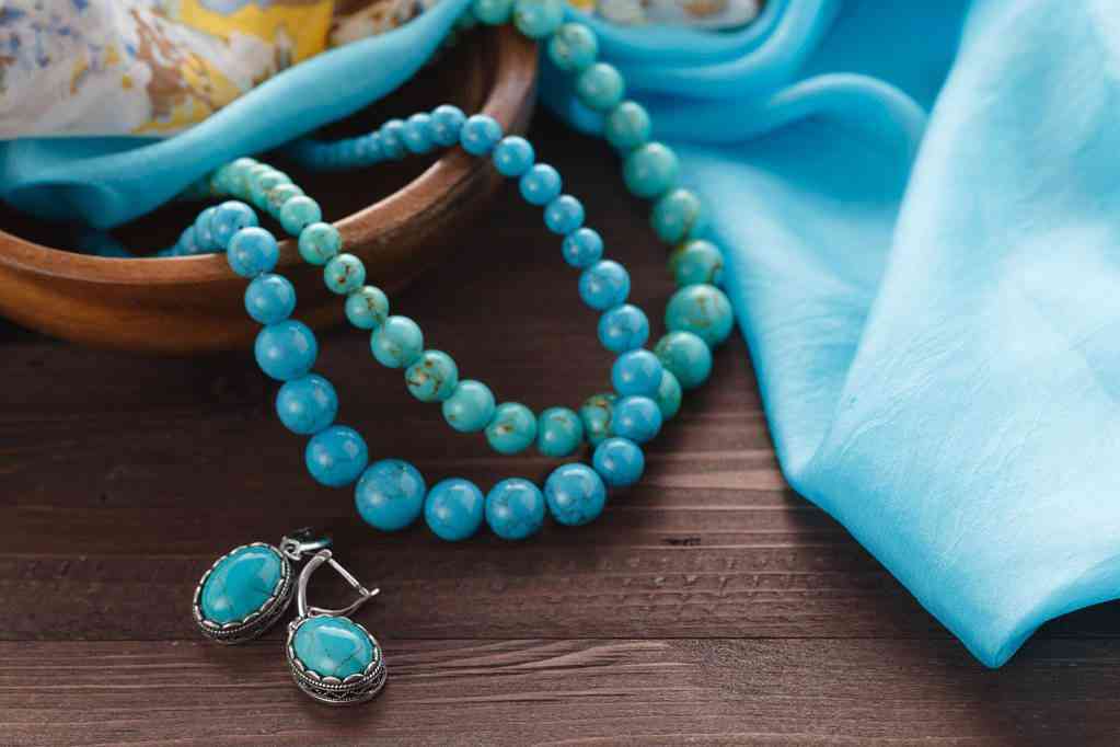 女人佩戴绿松石的好处(女人戴绿松石的寓意)