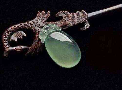 和田玉跟翡翠有什么区别(和田玉跟翡翠有什么区别图片)