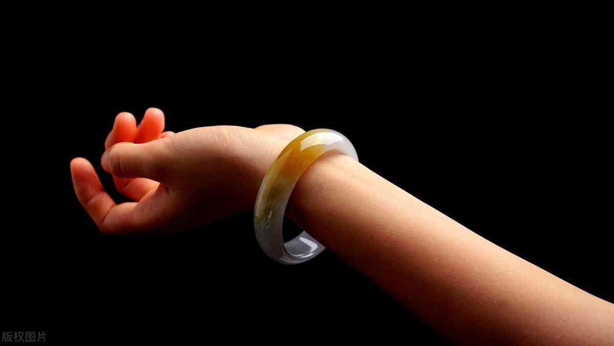 鉴定翡翠手镯(鉴定翡翠手镯要多少钱)