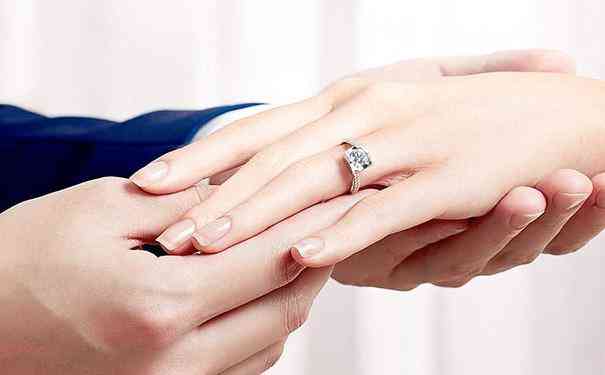 求婚戒指跟结婚戒指是一样的吗(求婚戒指跟结婚戒指是一样的吗女生)