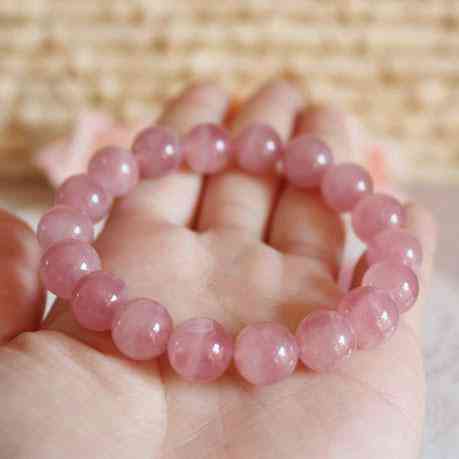 粉晶手链真的招桃花吗(粉晶手链真的招桃花吗,真的对身体有好处吗)