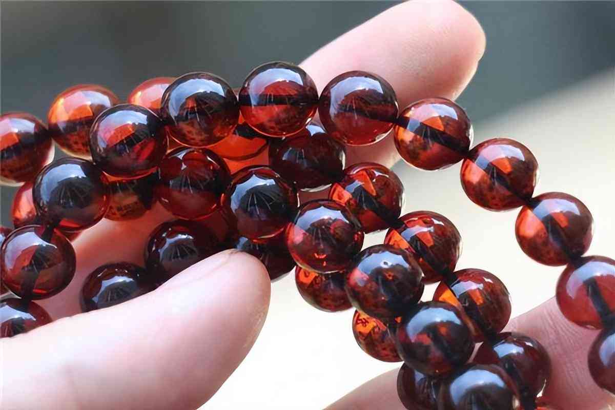 血珀真假的肉眼鉴别(血珀真假的肉眼鉴别用手电筒)